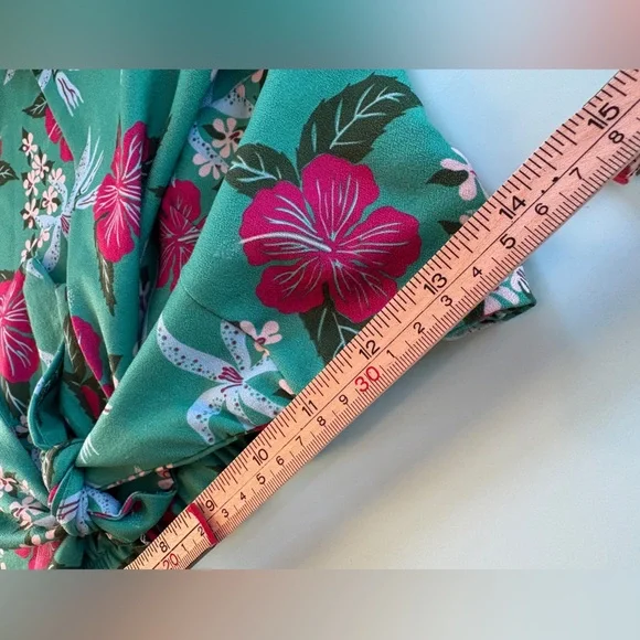 Pinup Couture Cropped Tropical Tiki Hawaiian Floral Tie-Front Top Medium - Picture 3 of 7